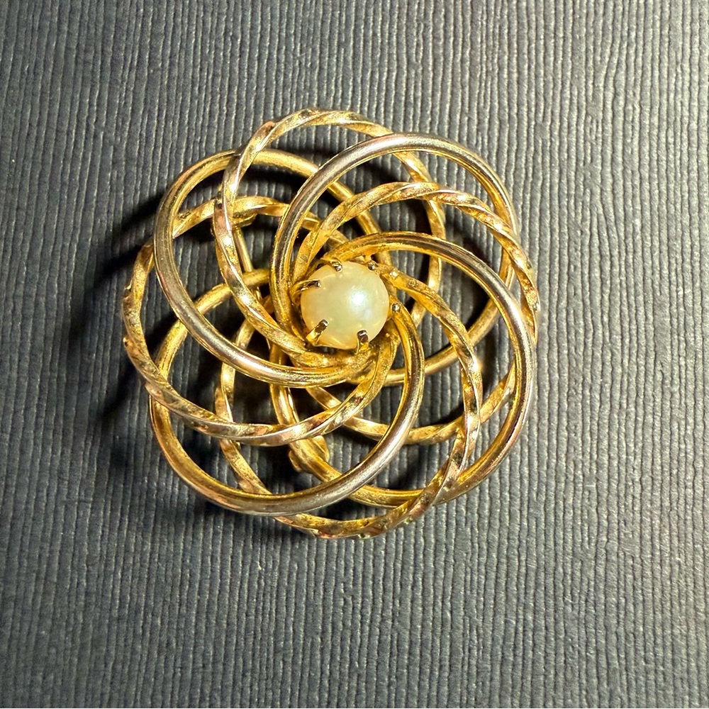 Vintage 1960’s Gold Tone Spiral Interlocking Circles & Faux Pearl Brooch/Pin EUC